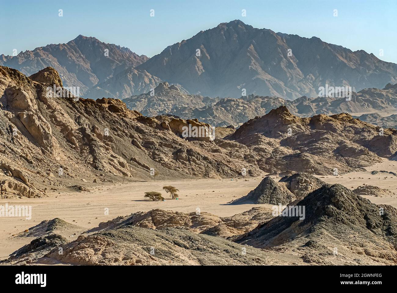 Abgelegene Landschaft in der Sinai-Wüste in der Nähe von Sharm el Sheik, Ägypten Stockfoto