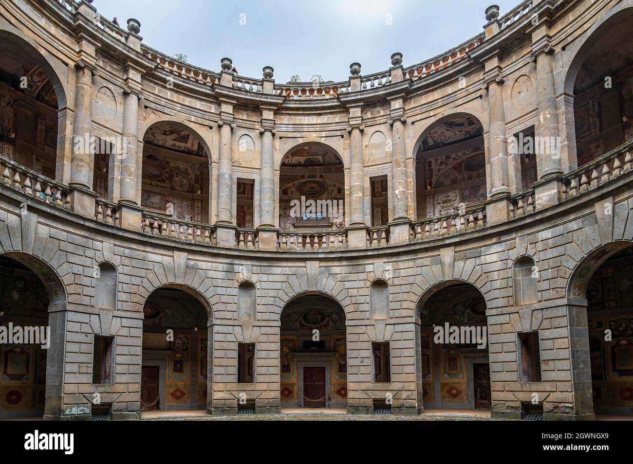 Die Villa Farnese, auch bekannt als Villa Caprarola, ein fünfeckiges Herrenhaus in Caprarola in der Provinz Viterbo, Nord-Latium, Italien Stockfoto Die Villa Farnese, auch bekannt als Villa Caprarola, ein fünfeckiges Herrenhaus in Caprarola in der Provinz Viterbo, Nord-Latium, Italien Stockfoto