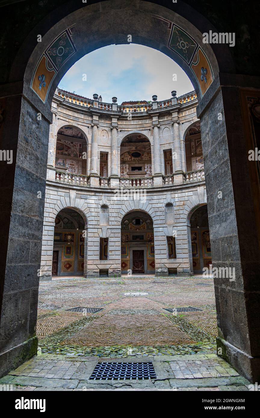 Die Villa Farnese, auch bekannt als Villa Caprarola, ein fünfeckiges Herrenhaus in Caprarola in der Provinz Viterbo, Nord-Latium, Italien Stockfoto Die Villa Farnese, auch bekannt als Villa Caprarola, ein fünfeckiges Herrenhaus in Caprarola in der Provinz Viterbo, Nord-Latium, Italien Stockfoto