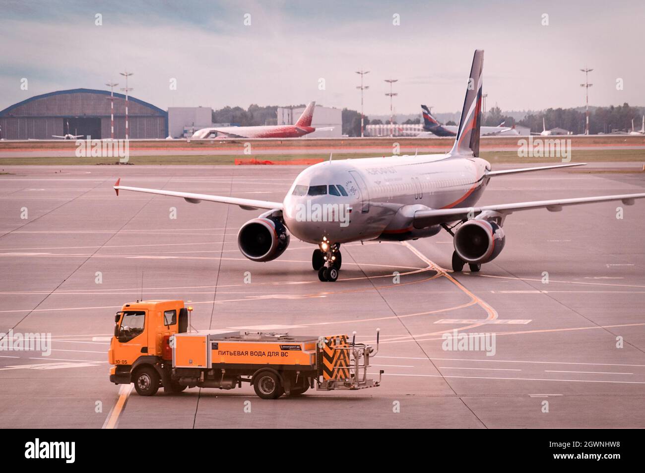 MOSKAU, RUSSLAND - 08 02 2021: Airbus A320-Düsenflugzeug der russischen Fluggesellschaft Aeroflot - Russian Airlines parkt am internationalen Flughafen Sheremetyevo Stockfoto