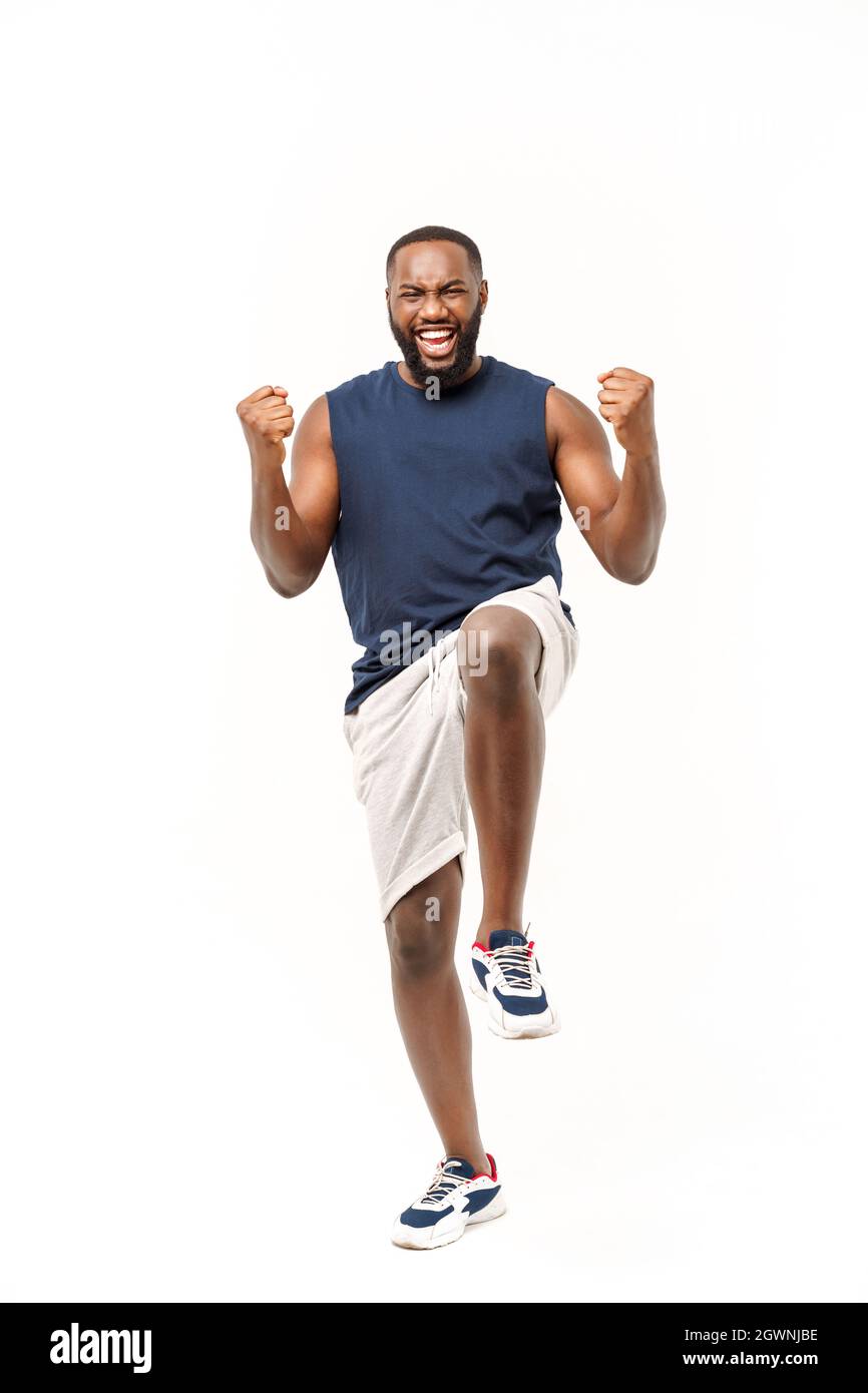 Junge fitness afrikanischen schwarzen Mann im Sport tragen jubelnde sorglos und aufgeregt. Sieg Konzept. Stockfoto