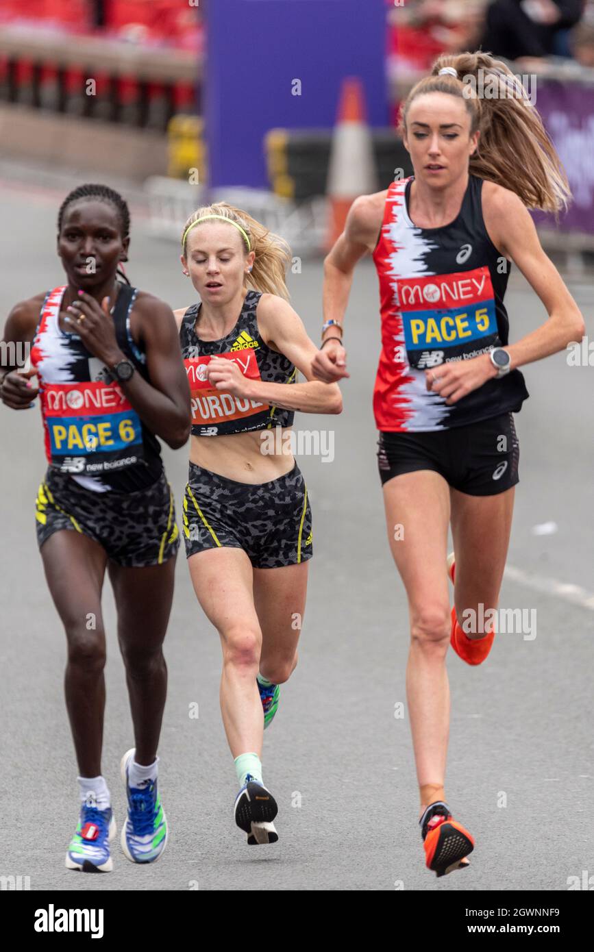 Charlotte Purdue läuft beim Virgin Money London Marathon 2021, mit Herzschrittmacher Eilish McColgan als Tempo 5 Stockfoto