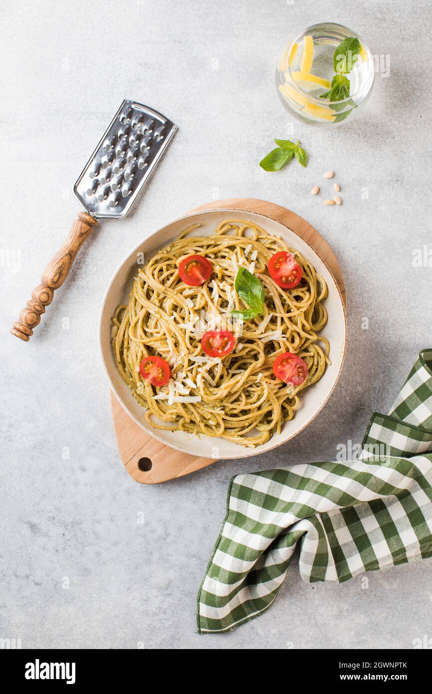 Spaghetti Pasta Mit Pesto-Sauce Und Kirschtomaten, Glas Wasser. Draufsicht  Stockfotografie - Alamy