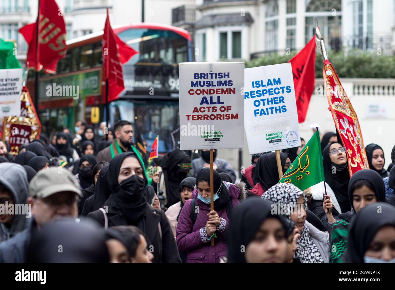 Muslime werden mit Plakaten gesehen, auf denen die britischen Muslime alle Terrorakte verurteilen und der Islam während der Prozession andere Glaubensrichtungen respektiert.Imam Hussain, der Enkel des Propheten Muhammad, wurde am 10 680. Oktober n. Chr. wegen des Kampfes gegen die Tyrannei der Yeziden im Irak gemartert. Im Laufe der Jahre fand ein Marsch statt, um Hussain für sein Martyrium als Teil der Hussain Solidarity Movement zu gedenken. In London, veranstaltet vom Hussaini Islamic Trust UK, versammelten sich Muslime, beteten am Marble Arch und marschierten später zur Park Lane. Die Teilnehmer nutzten auch die Gelegenheit, ihre Solidarität mit dem Geschlecht wieder herzustellen Stockfoto