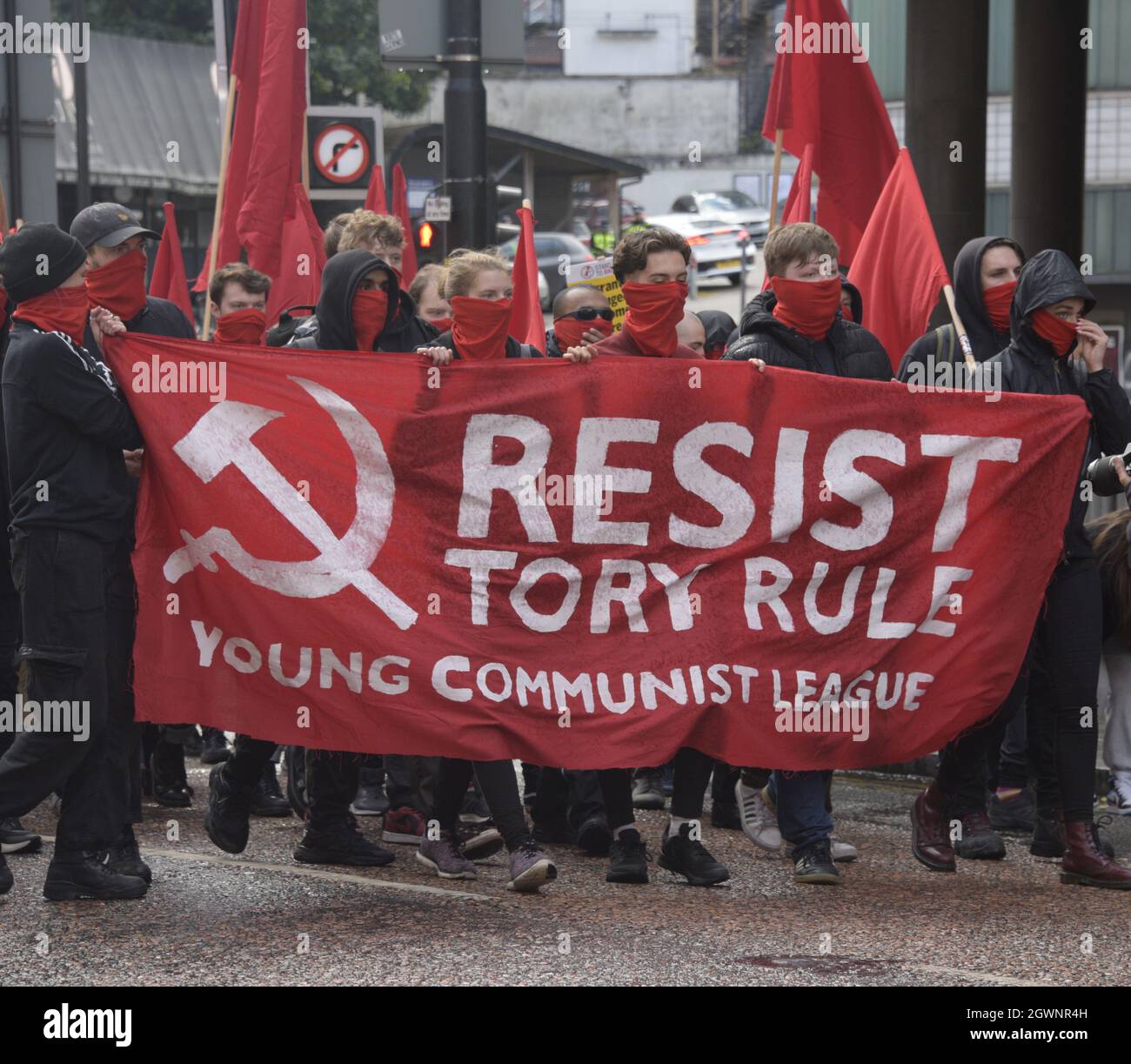 Manchester, Großbritannien, 3. Oktober 2021. Die Gruppe der Kommunistischen Jugendliga zu einer von der Volksversammlung organisierten nationalen Demonstration mit dem Titel: Protest gegen die Tory-Parteikonferenz in Manchester. Die Konferenz der Konservativen Partei findet vom 3. Bis 6. Oktober 2021 im Manchester Central Convention Complex statt. Demonstranten marschierten vom Whitworth Park auf der Oxford Road zum Kongresszentrum. Quelle: Terry Waller/Alamy Live News Stockfoto