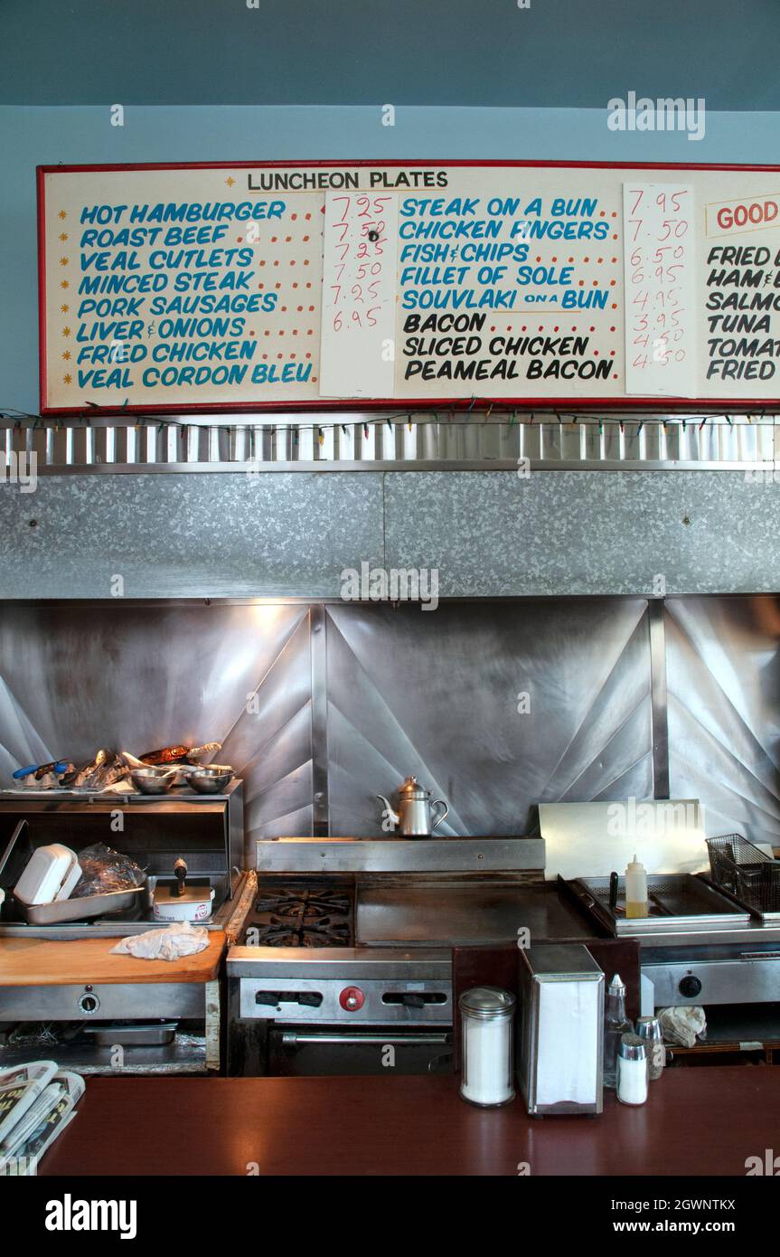 Das innere und das Menüschild über der Küche in einem Retro-Restaurant mit fettigem Löffel in Toronto, Ontario, Kanada. Stockfoto