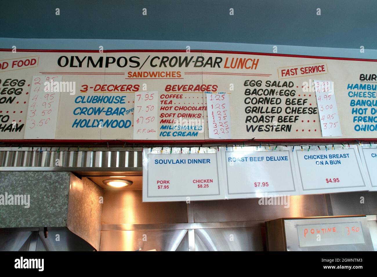 Das innere und das Menüschild über der Küche in einem Retro-Restaurant mit fettigem Löffel in Toronto, Ontario, Kanada. Stockfoto