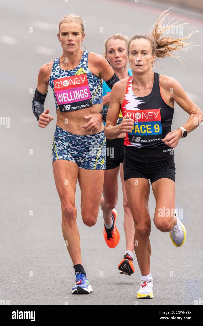 Eloise Wellings läuft beim Virgin Money London Marathon 2021, hinter dem Pace 9 Schrittmacher Stockfoto