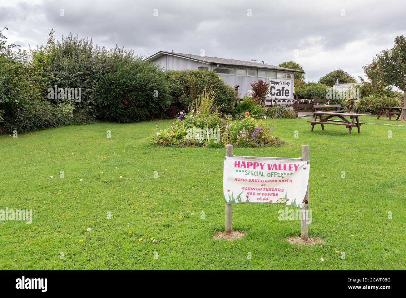 Beaumaris, Wales: Happy Valley Cafe und Sitzbereich im Freien, Anglesey. Stockfoto