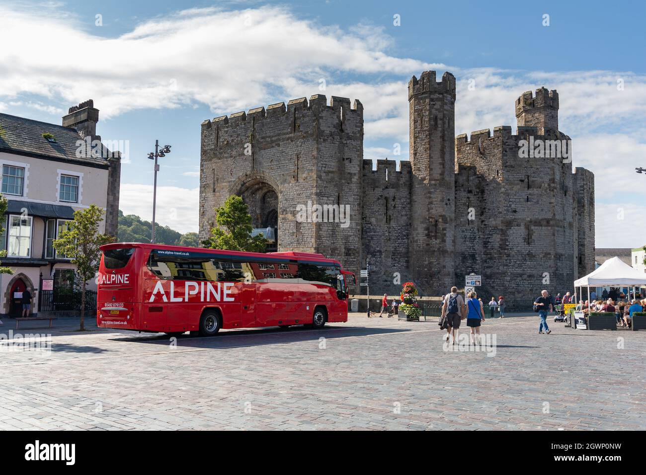 Caernarfon, Wales: Alpiner Reisebus am Castle Square, im Stadtzentrum und im Schlossaussen. Stockfoto