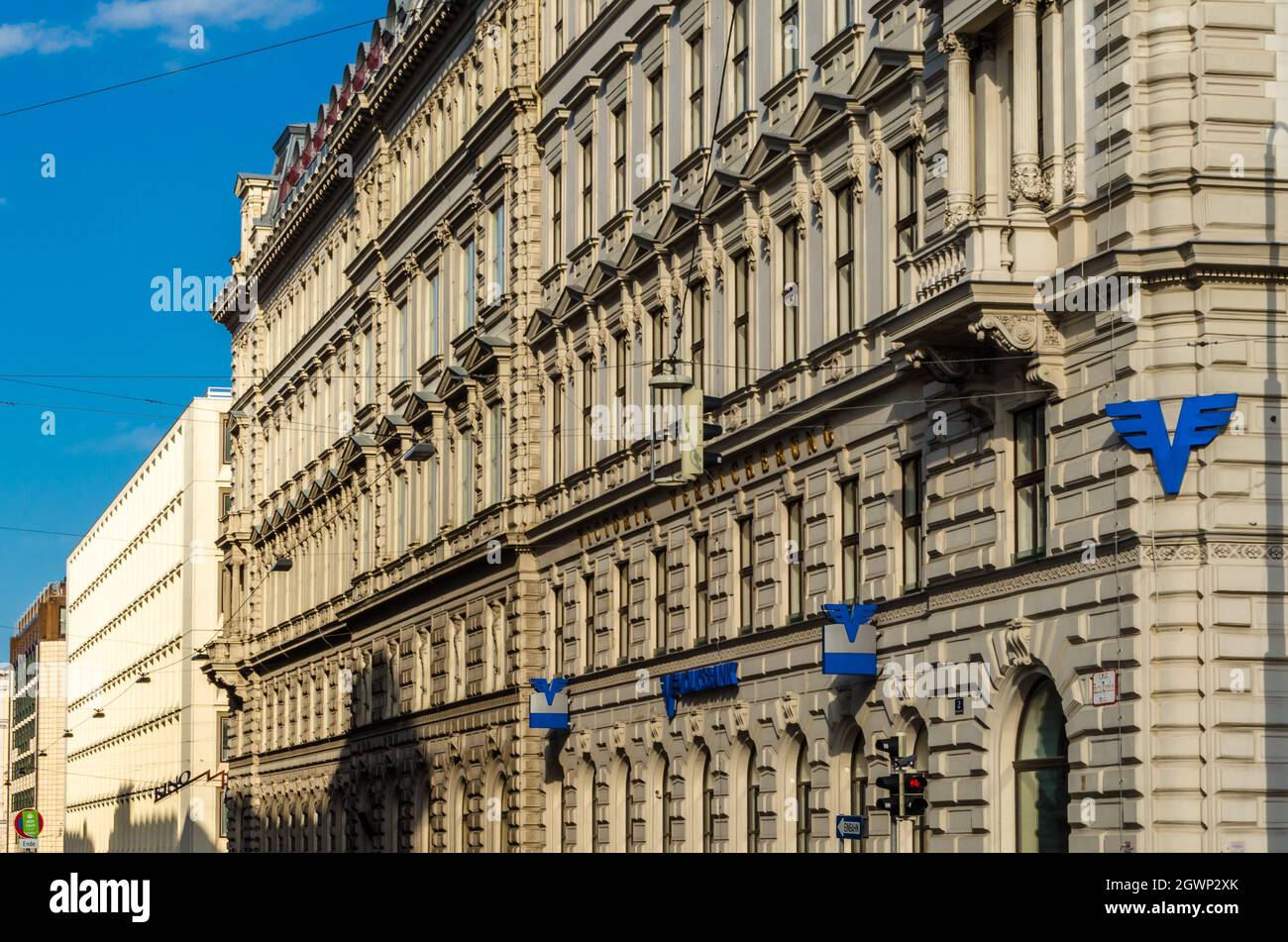 WIEN, ÖSTERREICH - 1. SEPTEMBER 2013: Fassade einer Volksbank in Wien, Österreich. Die Volksbank (deutsch für "Volksbank") wurde 1850 gegründet und ist ein Cen Stockfoto