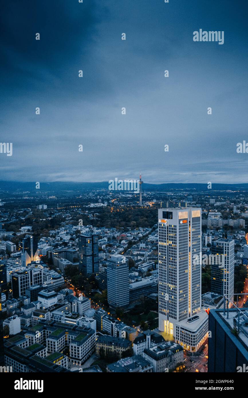 Hohe Betrachtungswinkel von modernen Gebäuden in der Stadt gegen den Himmel Stockfoto
