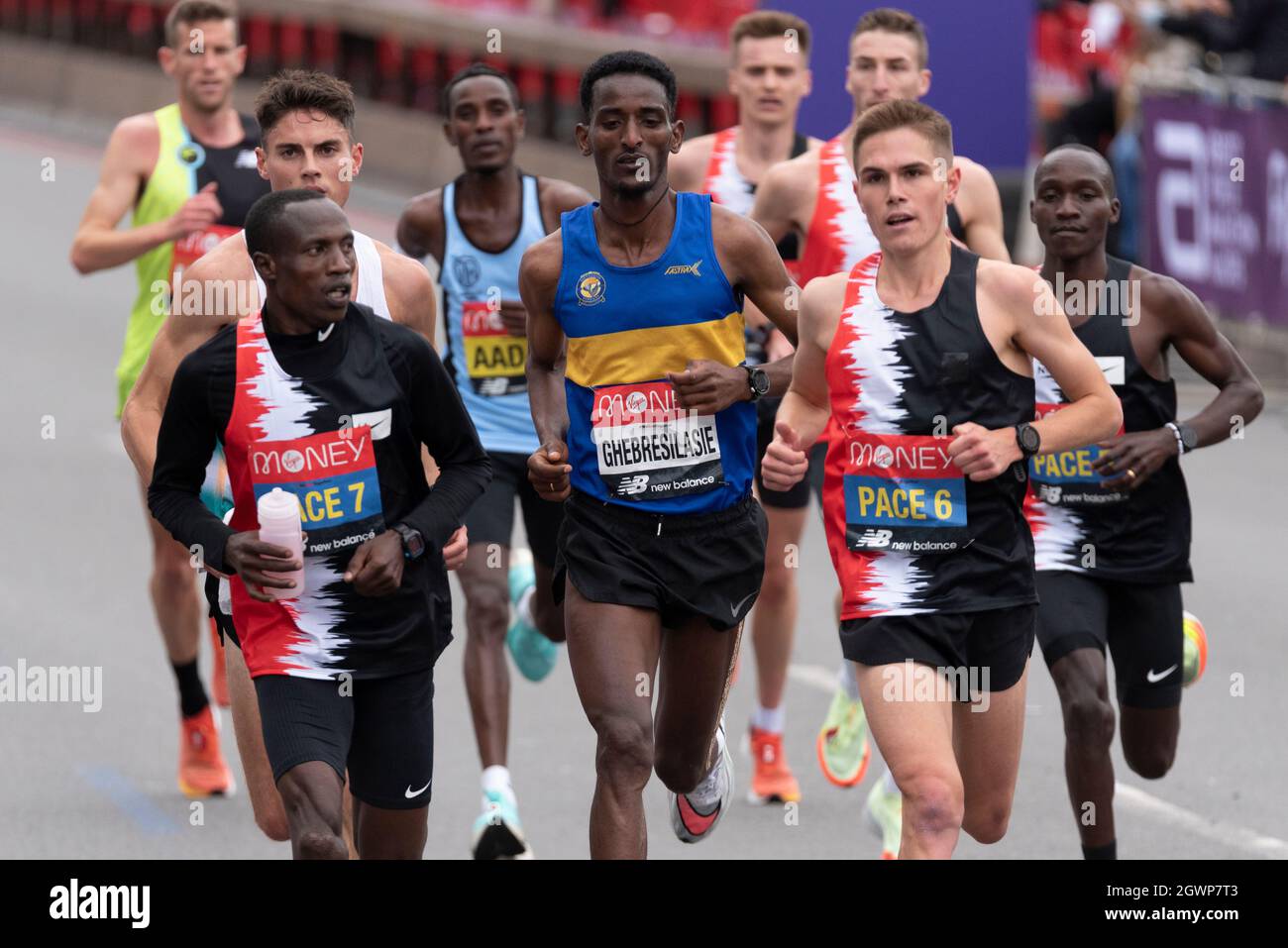 Weynay Ghebresilasie lief beim Virgin Money London Marathon 2021, hinter Tempo 7 und Tempo 6 Stockfoto