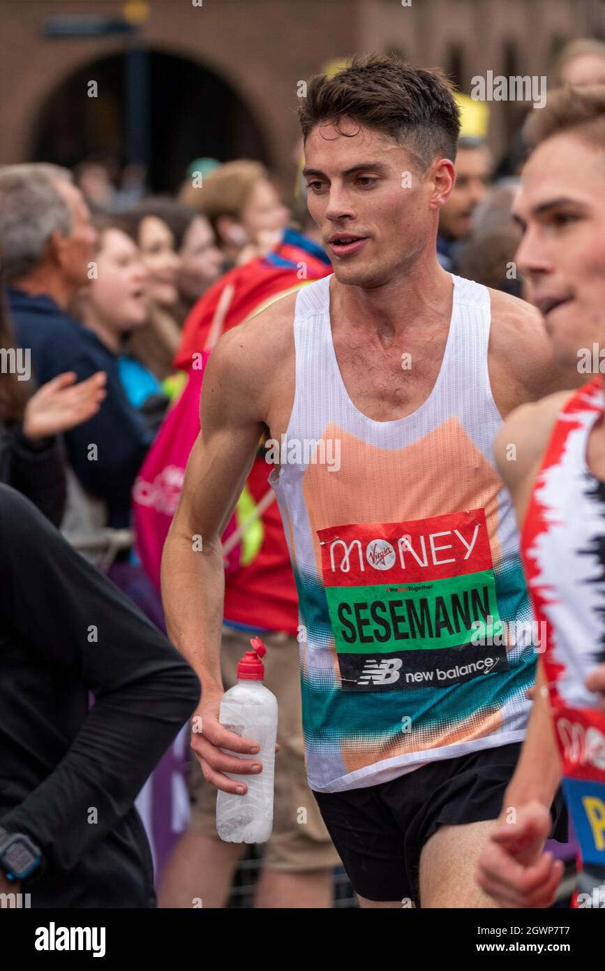 Philip Sesemann läuft beim Virgin Money London Marathon 2021 und fährt durch Tower Hill, London, Großbritannien Stockfoto