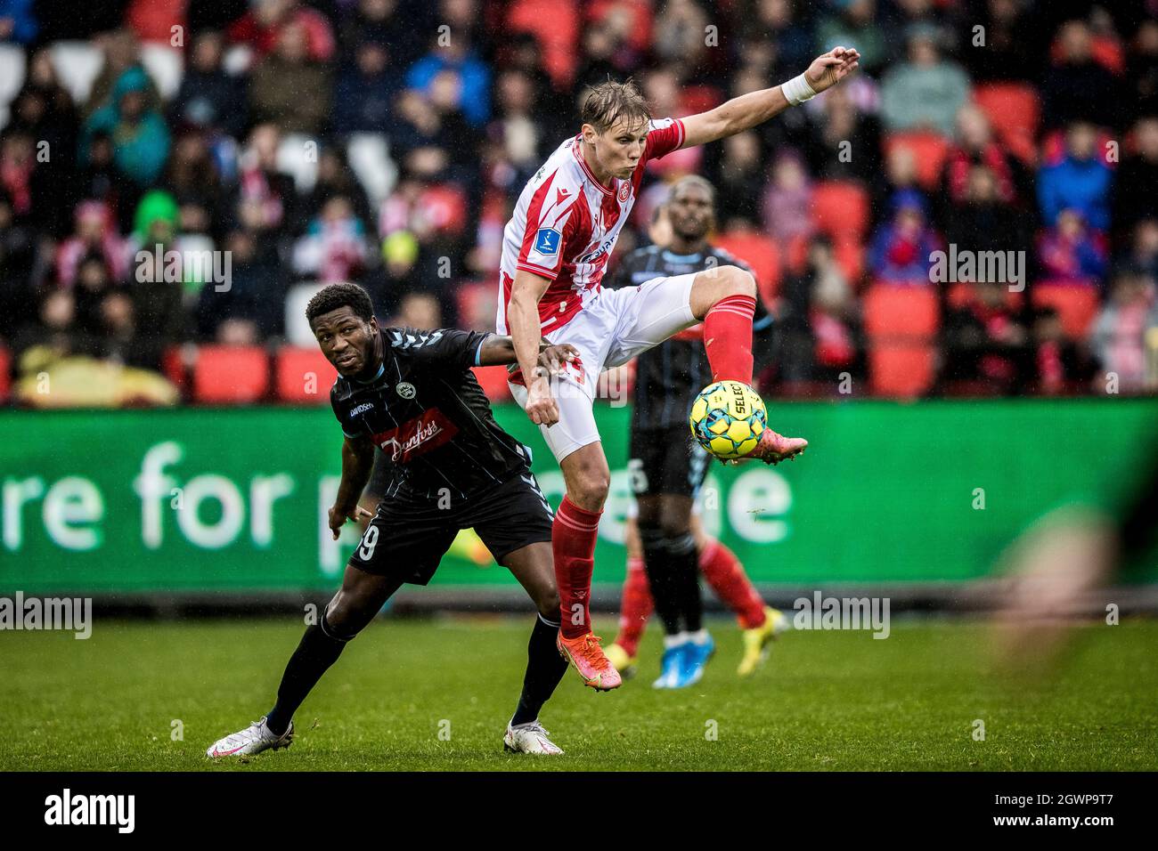 Aalborg, Dänemark. Oktober 2021. Anders Hagelskjaer (25) von AAB und Faris Moumbagna (9) von Soenderjyske, die während des 3F-Superliga-Spiels zwischen Aalborg Boldklub und Soenderjyske im Aalborg Portland Park in Aalborg gesehen wurden. (Foto: Gonzales Photo/Alamy Live News Stockfoto