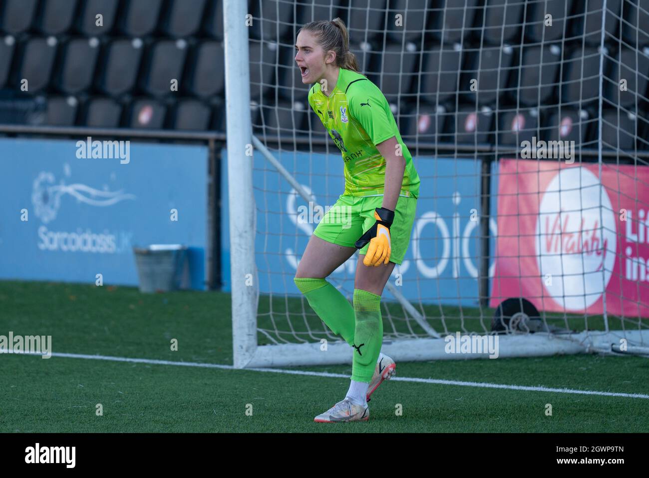 Bromley, Großbritannien. September 2021. Emily Orman (13 Crystal Palace) instruiert ihre Verteidigung während des Spiels der FA Womens Championship zwischen Crystal Palace und Sheffield United in Hayes Lane, Bromley, England. Kredit: SPP Sport Pressefoto. /Alamy Live News Stockfoto