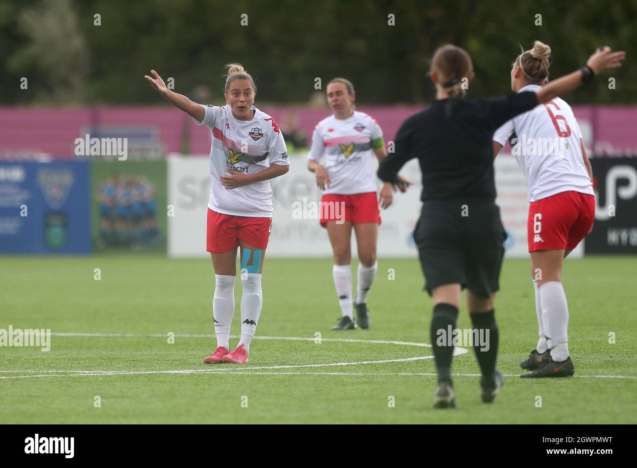 DURHAM CITY, GROSSBRITANNIEN. 3. OKTOBER Izzy Dalton von Lewes remonstriert mit Schiedsrichter Abby Dearden während des FA Women's Championship Matches zwischen dem Durham Women FC und den Lewes Ladies am Sonntag, dem 3. Oktober 2021, im Maiden Castle, Durham City. (Kredit: Mark Fletcher | MI News) Kredit: MI Nachrichten & Sport /Alamy Live News Stockfoto