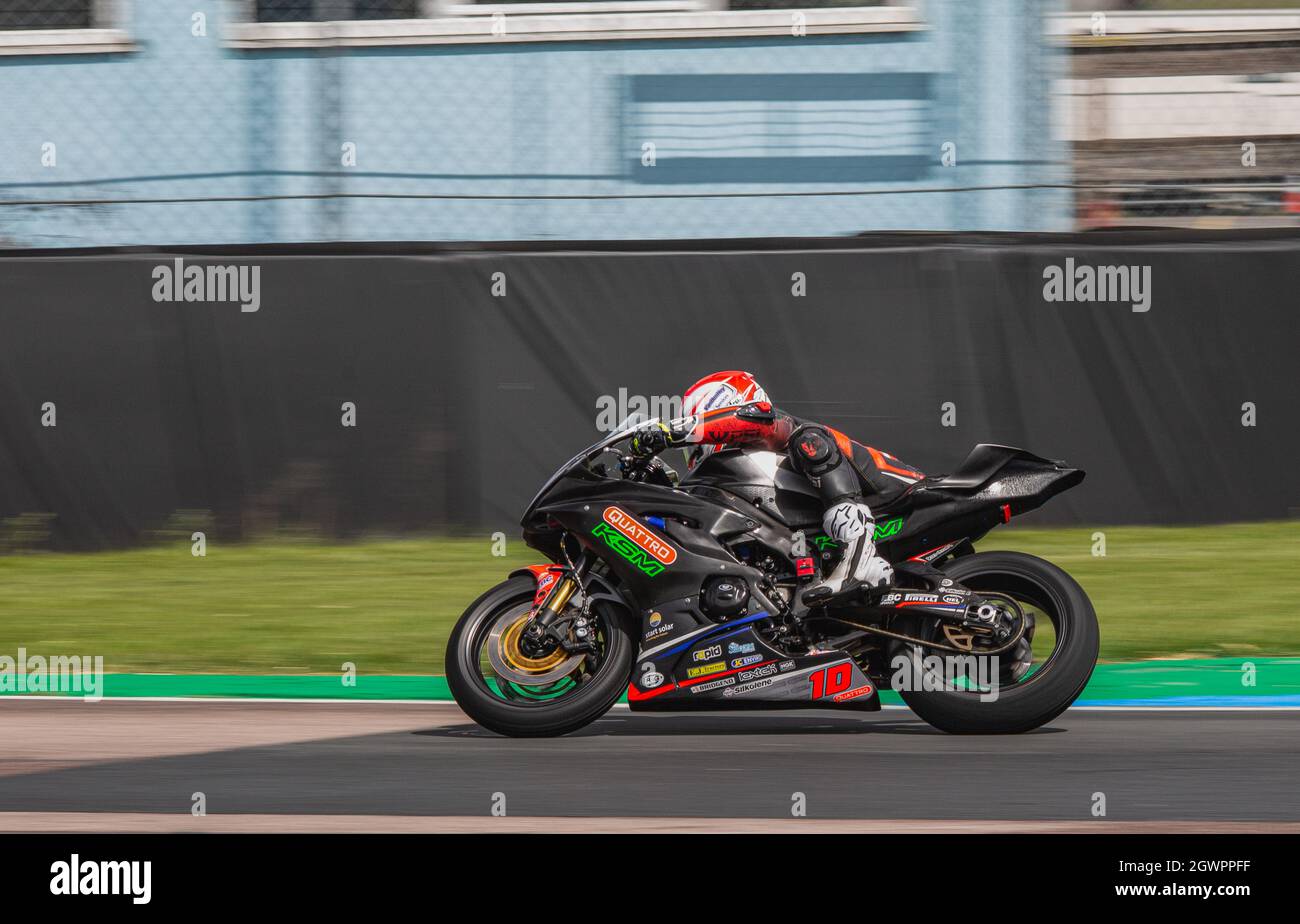 Simon Reid fährt mit Geschwindigkeit um eine Ecke auf seinem Yamaha-Motorrad in Thruxton Stockfoto