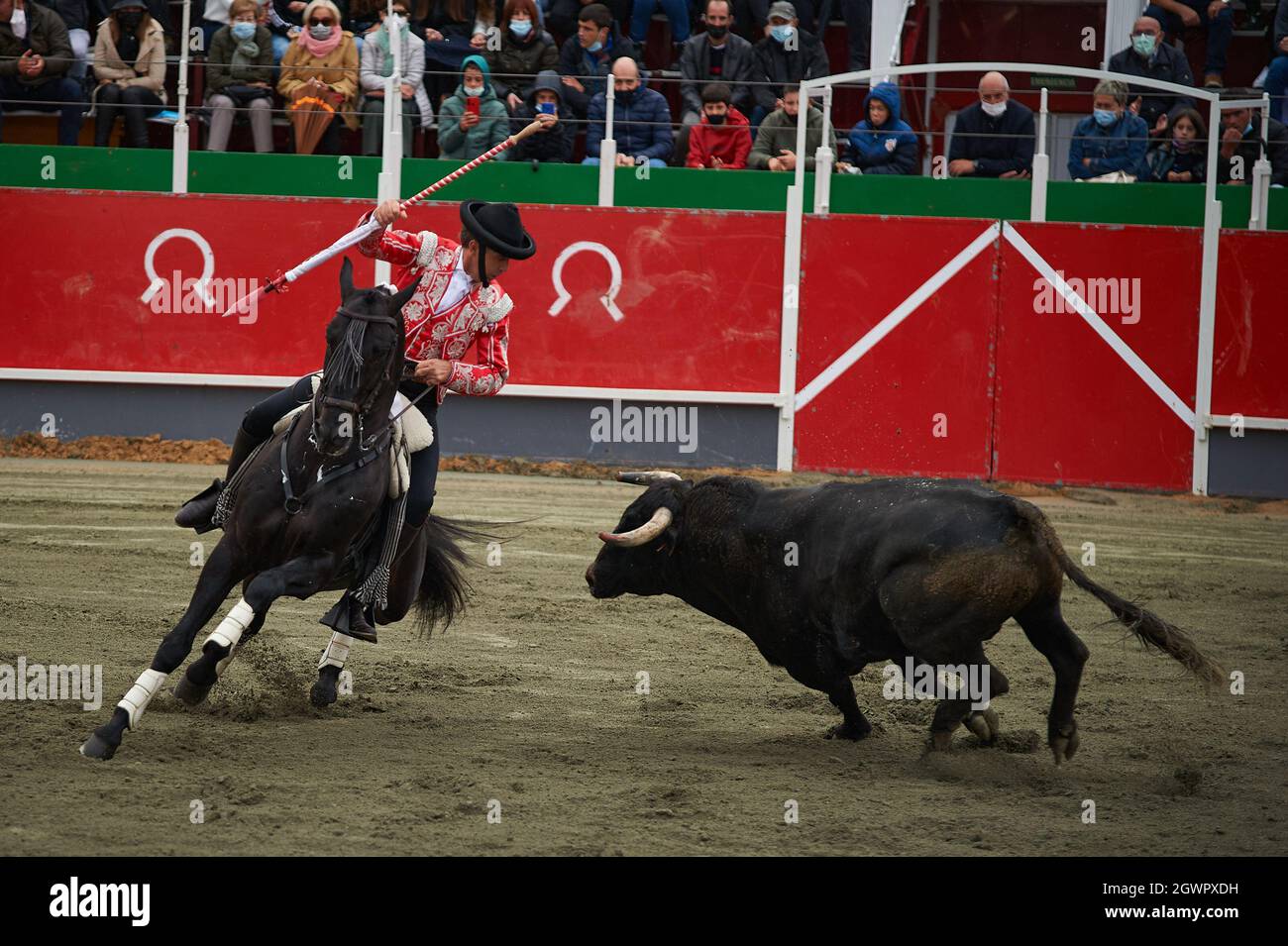 Larraga, Spanien. Oktober 2021. Pablo Hermoso de Mendoza kämpft in der Stierkampfarena von Larraga gegen einen Stier aus dem Rücken seines Pferdes. Kredit: SOPA Images Limited/Alamy Live Nachrichten Stockfoto