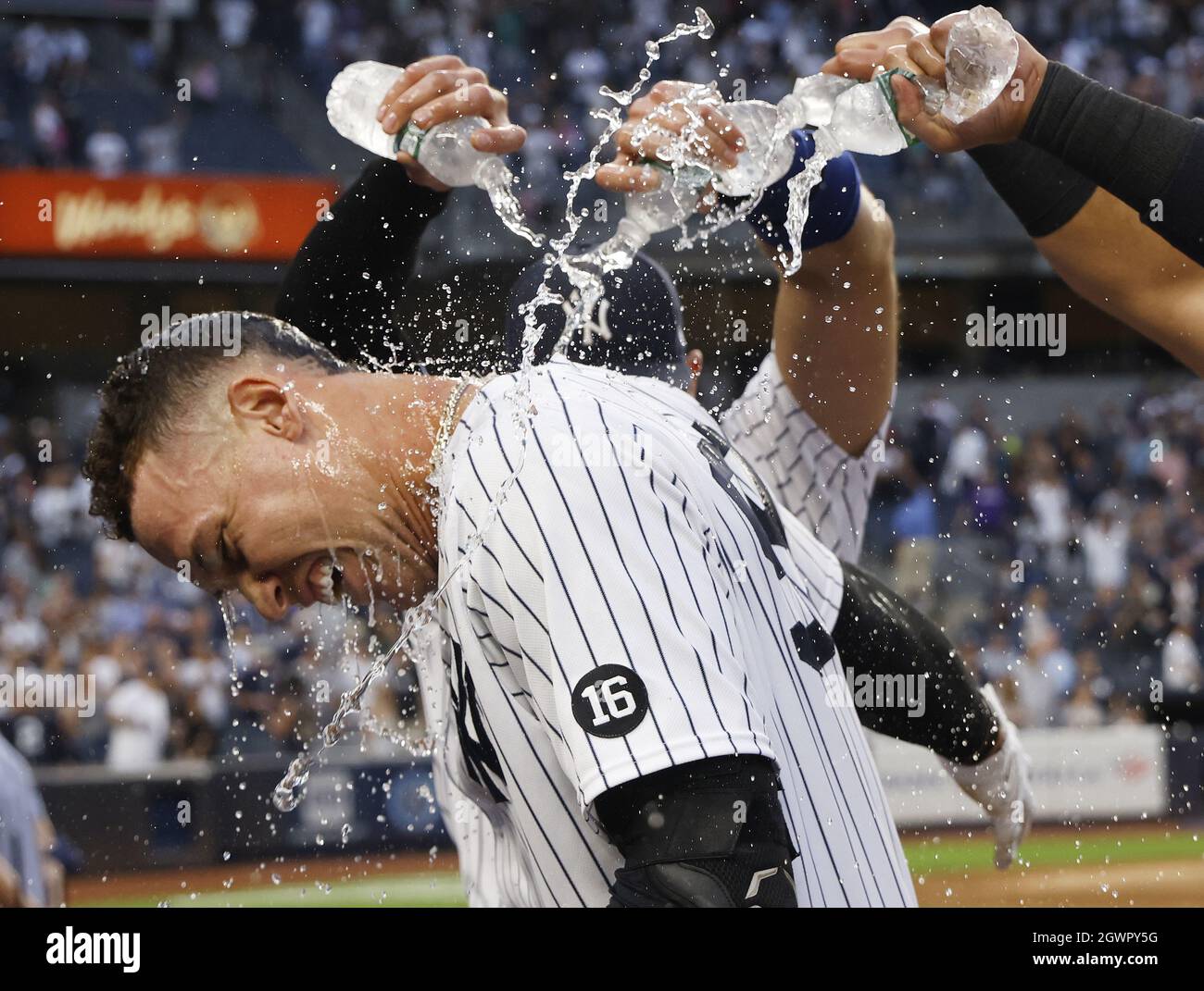 Bronx, Usa. Oktober 2021. Mannschaftsmitglieder der New Yorker Yankees Aaron Judge spritzen ihn mit Wasser, nachdem Richter im 9. Inning im Yankee Stadium am Sonntag, dem 3. Oktober 2021 in New York City eine Single mit einem Walk-off-Angriff getroffen hat, bei der er die Tampa Bay Rays 1-0 besiegt hat. Mit dem Sieg erringen die Yankees einen American League Wild Card Platz in der MLB Post Saison. Foto von John Angelillo/UPI Credit: UPI/Alamy Live News Stockfoto