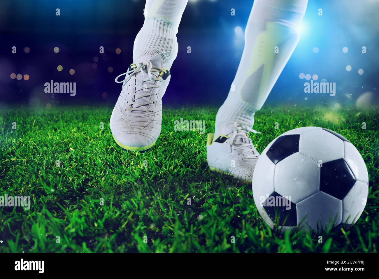 Fußballspieler bereit, den Soccerball im Stadion zu kicken Stockfoto