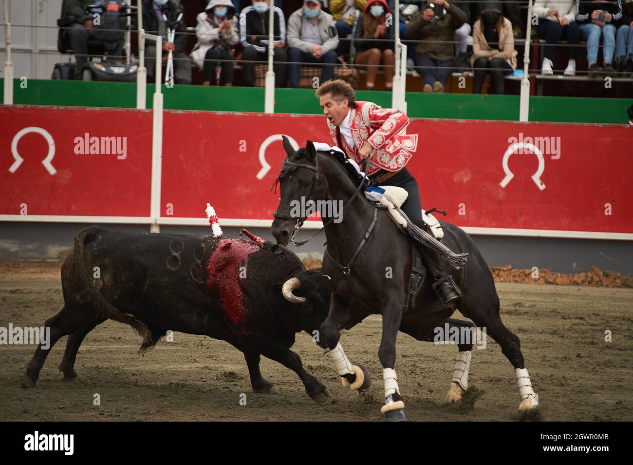 Larraga, Spanien. Oktober 2021. Pablo Hermoso de Mendoza kämpft in der Stierkampfarena von Larraga gegen einen Stier vom Rücken seines Pferdes. (Foto von Elsa A Bravo/SOPA Images/Sipa USA) Quelle: SIPA USA/Alamy Live News Stockfoto