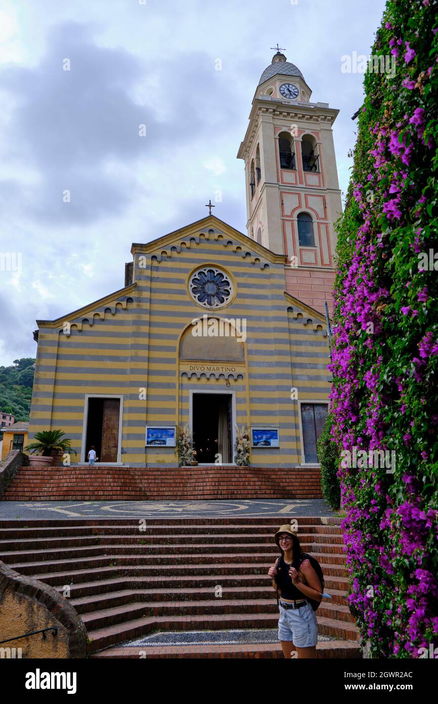 Ein Blick auf ein schönes Modell und die Kirche von portofino - santa Margherita, Italien Stockfoto