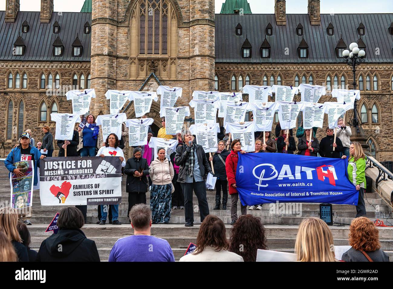Ottawa, Kanada - 25. Oktober 2012: Auf dem Parliament Hill in Ottawa, Ontario, wird die kanadische Regierung aufgefordert, einen nationalen Plan zur Beendigung der Gewalt gegen Frauen zu ergreifen. An der Kundgebung waren Indigene und Mitglieder der Ontario Association of Interval and Transition Houses und der Canadian Federation of University Women beteiligt. Stockfoto