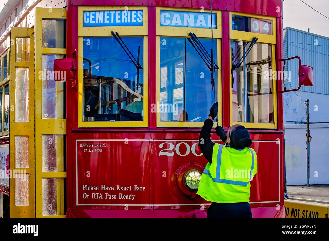 Ein Straßenbahnbetreiber von New Orleans hebt am 14. November 2015 in New Orleans, Louisiana, den Trolley-Pol am Ende der Canal Street-Route an. Stockfoto