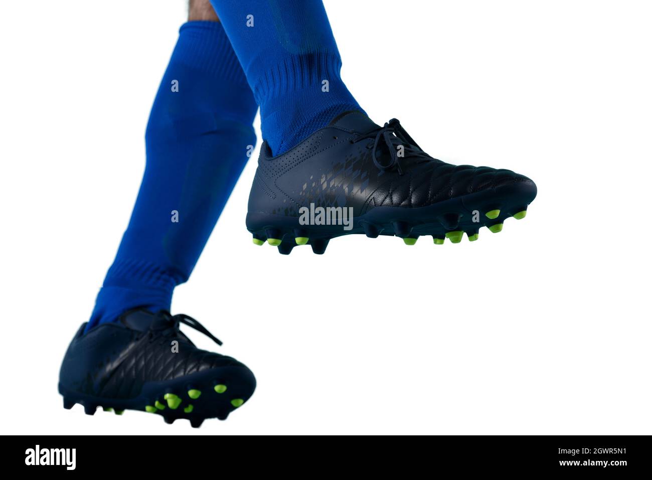 Isolierter Fußballspieler bereit, den Ball zu kicks Stockfoto