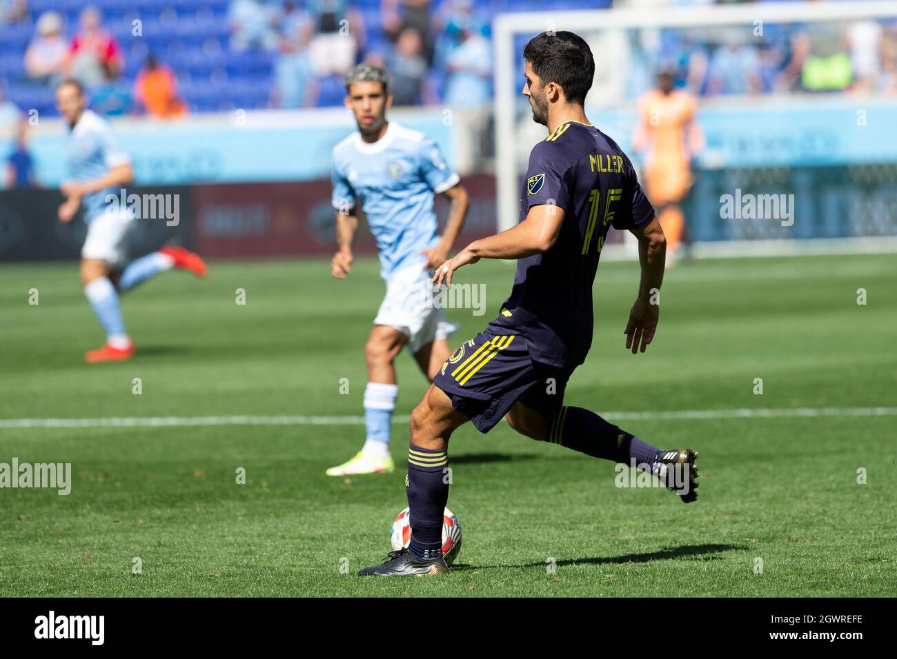 Harrison, NJ - 3. Oktober 2021: Eric Miller (15) vom SC Nashville kontrolliert den Ball während des regulären MLS-Spiels gegen NYCFC in der Red Bull Arena Stockfoto