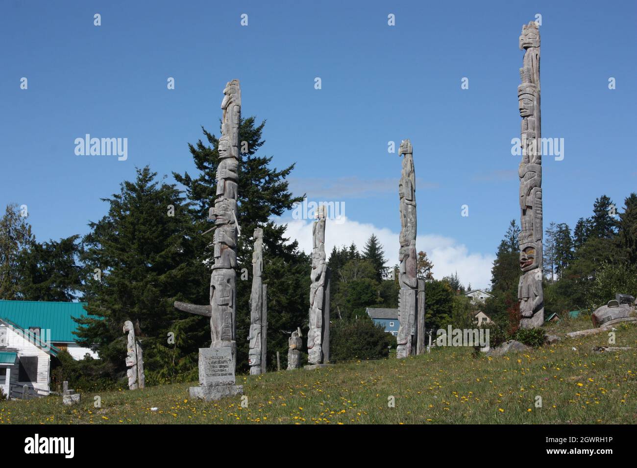 Totem Poles in den Namgis ursprünglichen Grabstätten in Alert Bay, Cormorant Island, BC Stockfoto