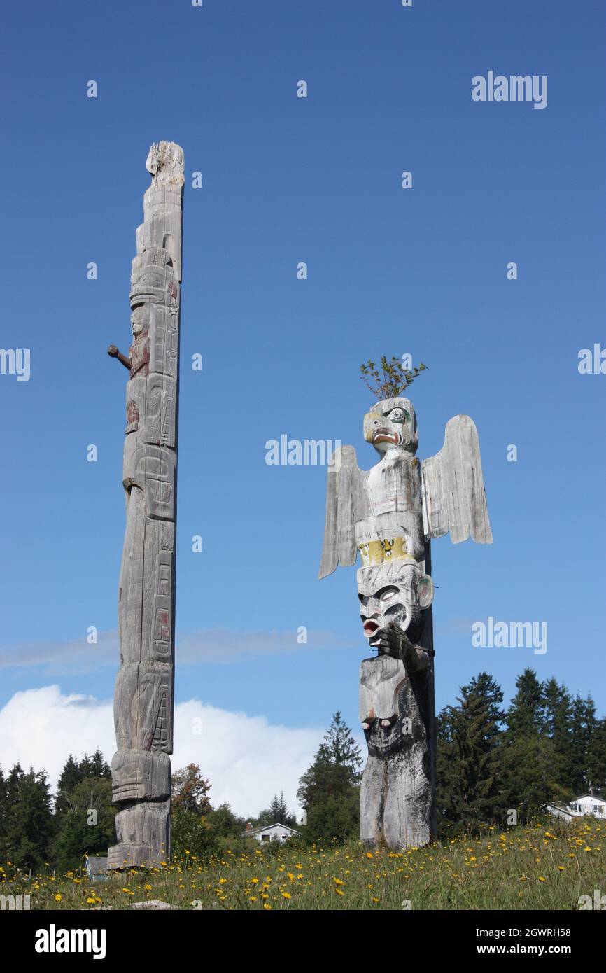 Totem Poles in den Namgis ursprünglichen Grabstätten in Alert Bay, Cormorant Island, BC Stockfoto