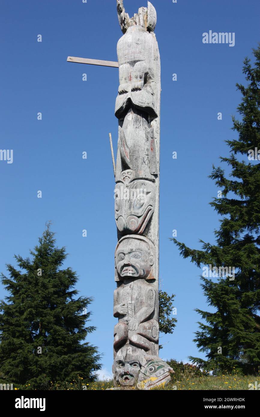 Totem Poles in den Namgis ursprünglichen Grabstätten in Alert Bay, Cormorant Island, BC Stockfoto