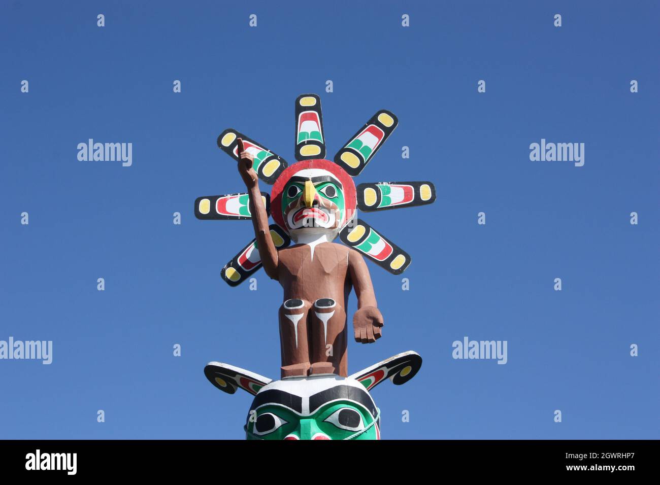 Totem Poles in den Namgis ursprünglichen Grabstätten in Alert Bay, Cormorant Island, BC Stockfoto