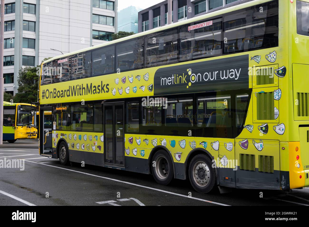 Bus mit Werbung für Covid Gesichtsmasken, Wellington, Nordinsel, Neuseeland Stockfoto