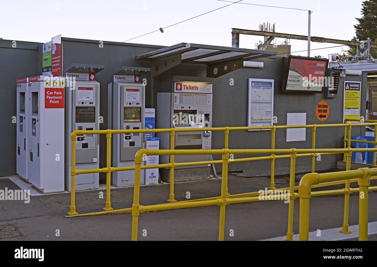 Vorübergehende Aufstellung von Fahrkartenautomaten am Bahnhof in Wickford Essex aufgrund des Abrisses der Buchungshalle und anderer Bahnhofsgebäude. Stockfoto