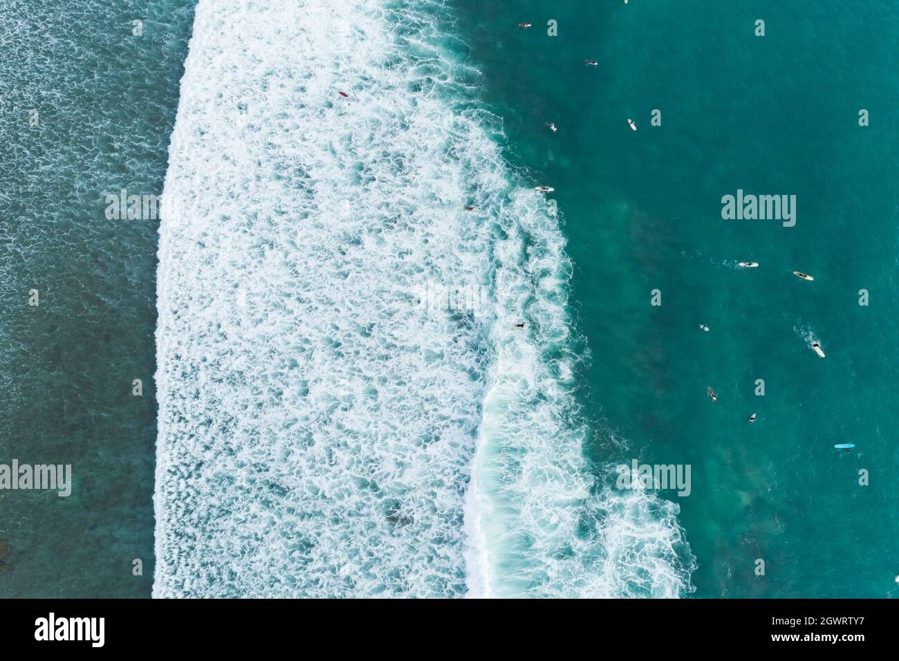 Atemberaubende Luftaufnahme von oben nach unten der Wellen brechen auf tropischem Meer Surfer mit Surfbrettern Luftdrohnenansicht der Meereswellen auf dem wunderschönen Ozean bei Phuke Stockfoto