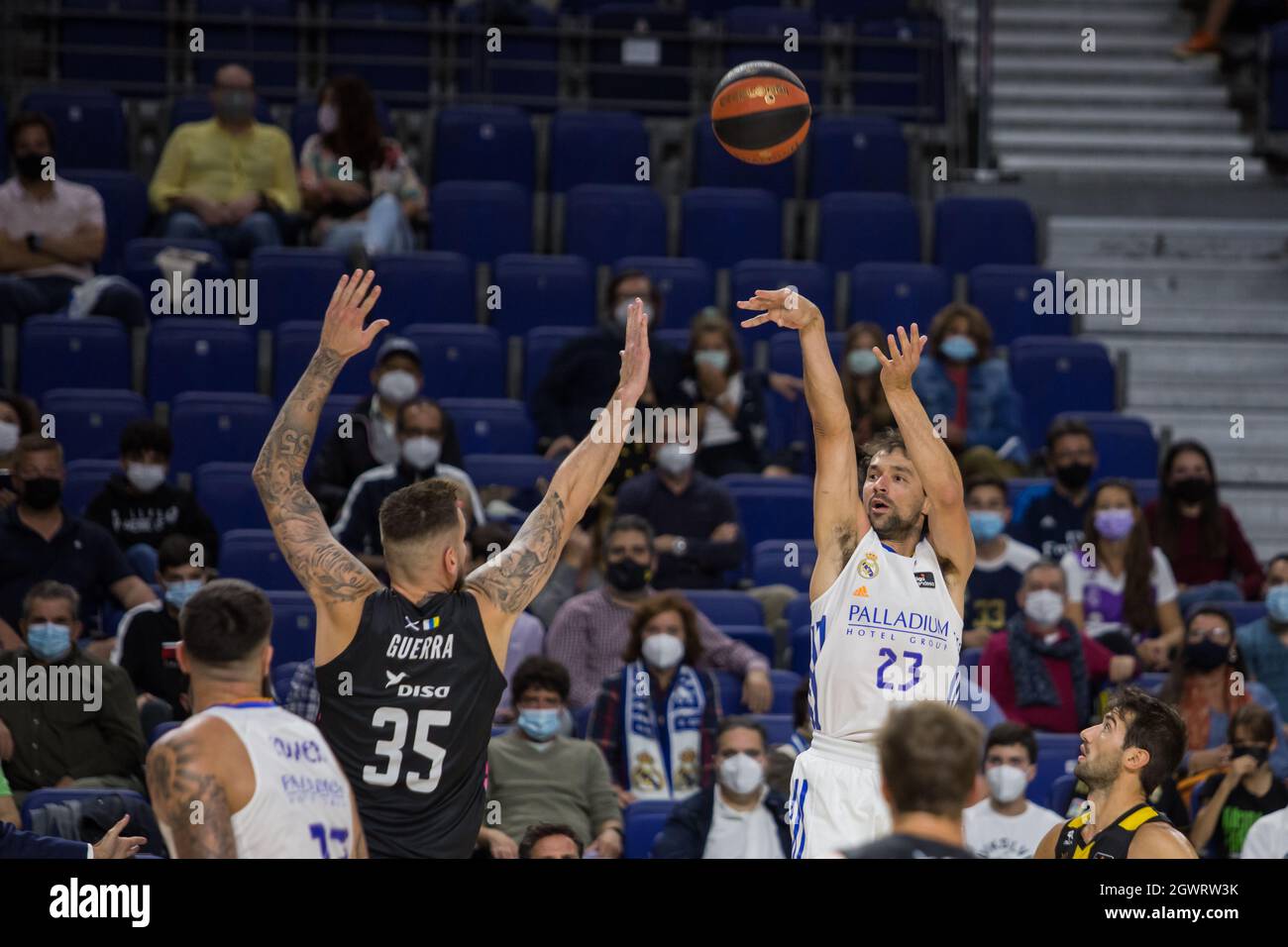 Madrid, Spanien. Oktober 2021. Sergio Llull (Mitte) beim Real Madrid-Sieg über Lenovo Teneriffa (86 - 77) in der Liga Endesa reguläre Saison (Tag 4), die im Wizink Center in Madrid (Spanien) gefeiert wurde. Oktober 2021. (Foto von Juan Carlos García Mate/Pacific Press) Quelle: Pacific Press Media Production Corp./Alamy Live News Stockfoto