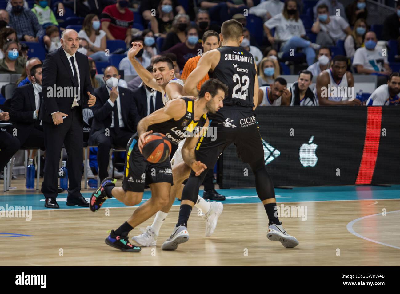 Madrid, Spanien. Oktober 2021. Bruno Fitipaldo (Mitte) beim Real Madrid-Sieg über Lenovo Teneriffa (86 - 77) in der Liga Endesa reguläre Saison (Tag 4), die im Wizink Center in Madrid (Spanien) gefeiert wurde. Oktober 2021. (Foto von Juan Carlos García Mate/Pacific Press) Quelle: Pacific Press Media Production Corp./Alamy Live News Stockfoto