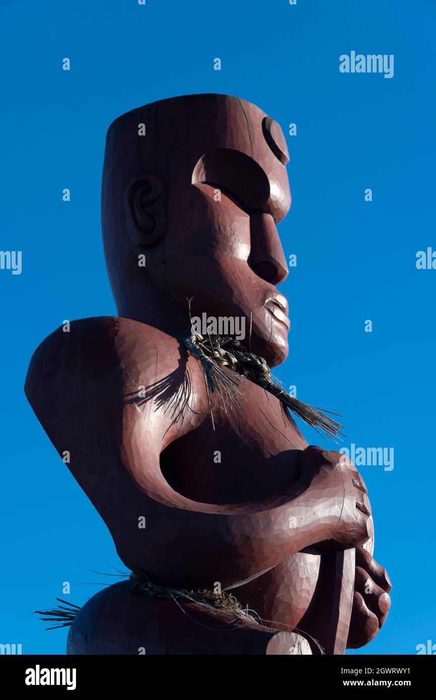 Geschnitzte Maori-Figuren auf dem Sternkompass „Atea a Rangi“, Waitangi Regional Park, Awatoto, Clive, Hawkes Bay, Nordinsel, Neuseeland Stockfoto