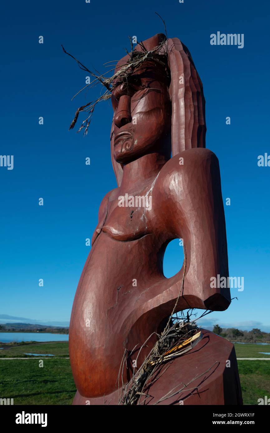 Geschnitzte Maori-Figuren auf dem Sternkompass „Atea a Rangi“, Waitangi Regional Park, Awatoto, Clive, Hawkes Bay, Nordinsel, Neuseeland Stockfoto