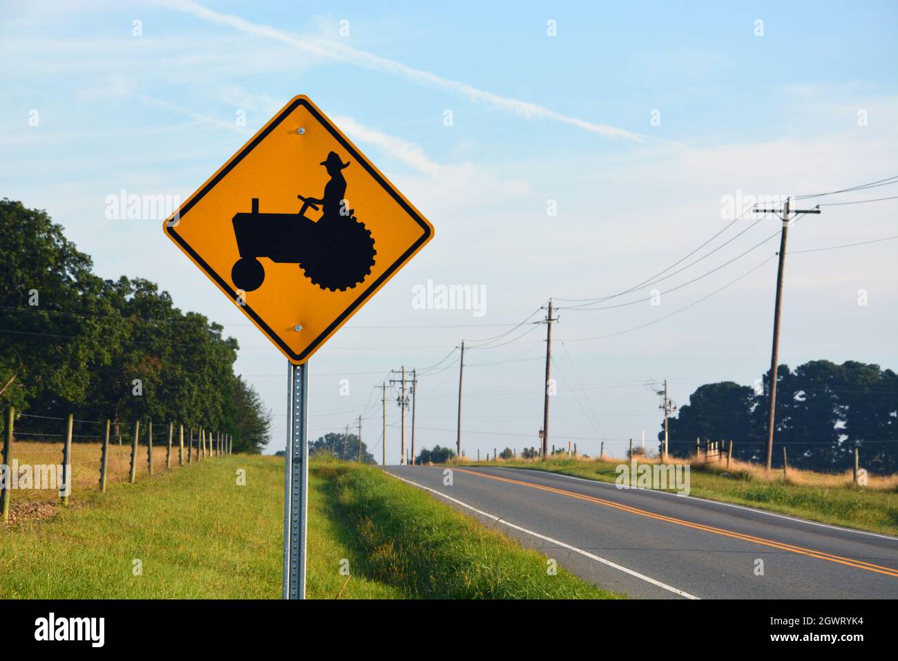 Ein Warnschild des Traktors bei der Milchviehzucht der NC State University in der Nähe von Raleigh. Stockfoto