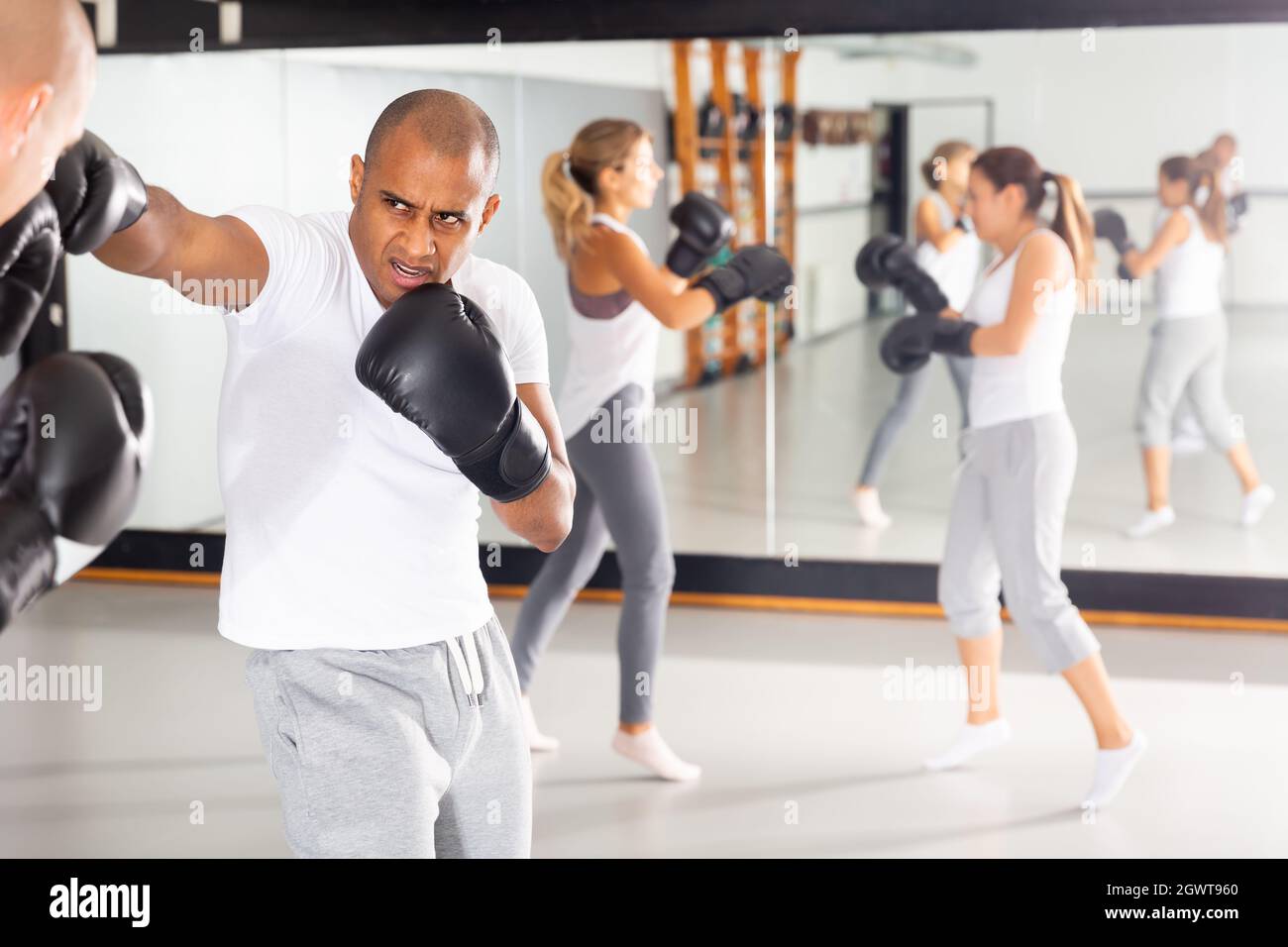 Sportmann, der Selbstverteidigungstechniken beherrscht Stockfoto