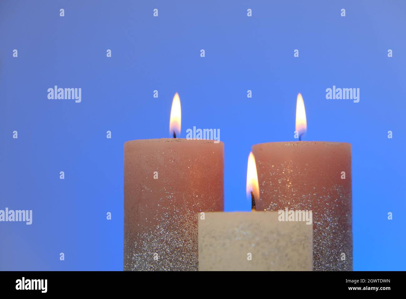 Kerzen Hintergrund. Kerzen auf einem blauen Hintergrund.Dekorative Kerzen.Brennen schöne Kerzen.Religion und Kultur Stockfoto