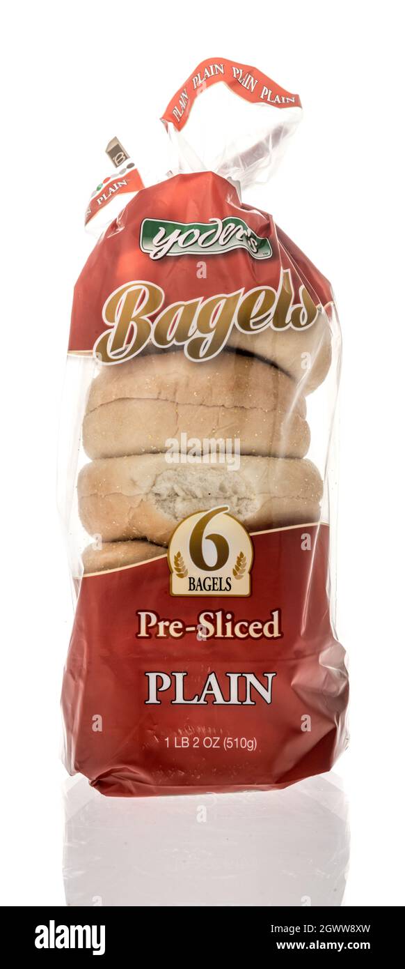 Winneconne, WI -14 September 2021: Ein Paket von Yoders plain Bagels auf einem isolierten Hintergrund Stockfoto