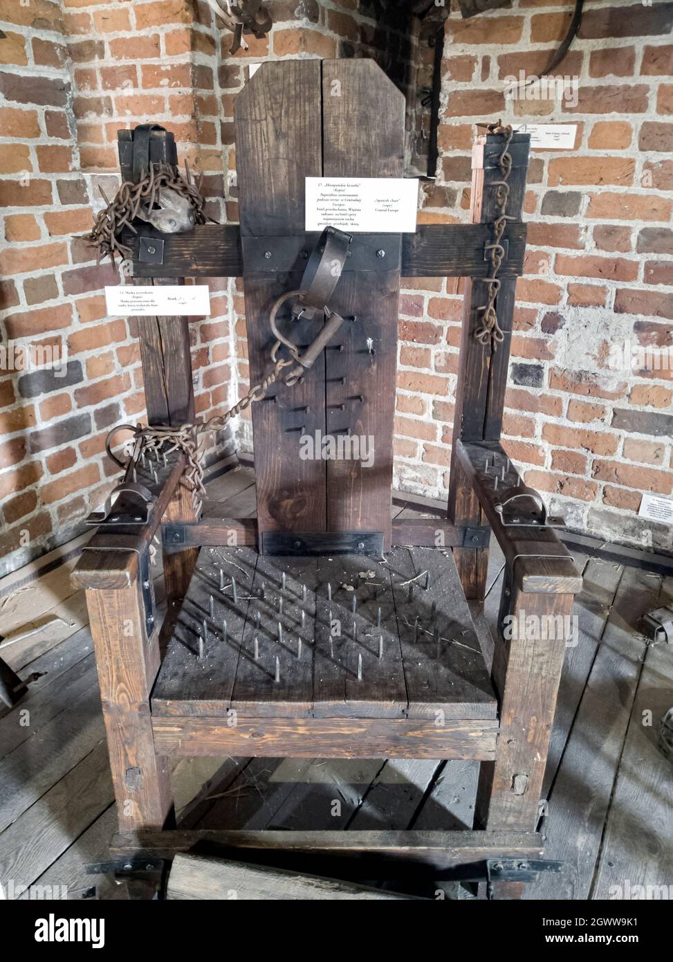 Spanischer Stuhl (Folterinstrument) – Verhörstuhl. Jede Bewegung einer Person, die auf einem Stuhl saß, verursachte Durchstechungen der Haut. Stockfoto Spanischer Stuhl (Folterinstrument) – Verhörstuhl. Jede Bewegung einer Person, die auf einem Stuhl saß, verursachte Durchstechungen der Haut. Stockfoto
