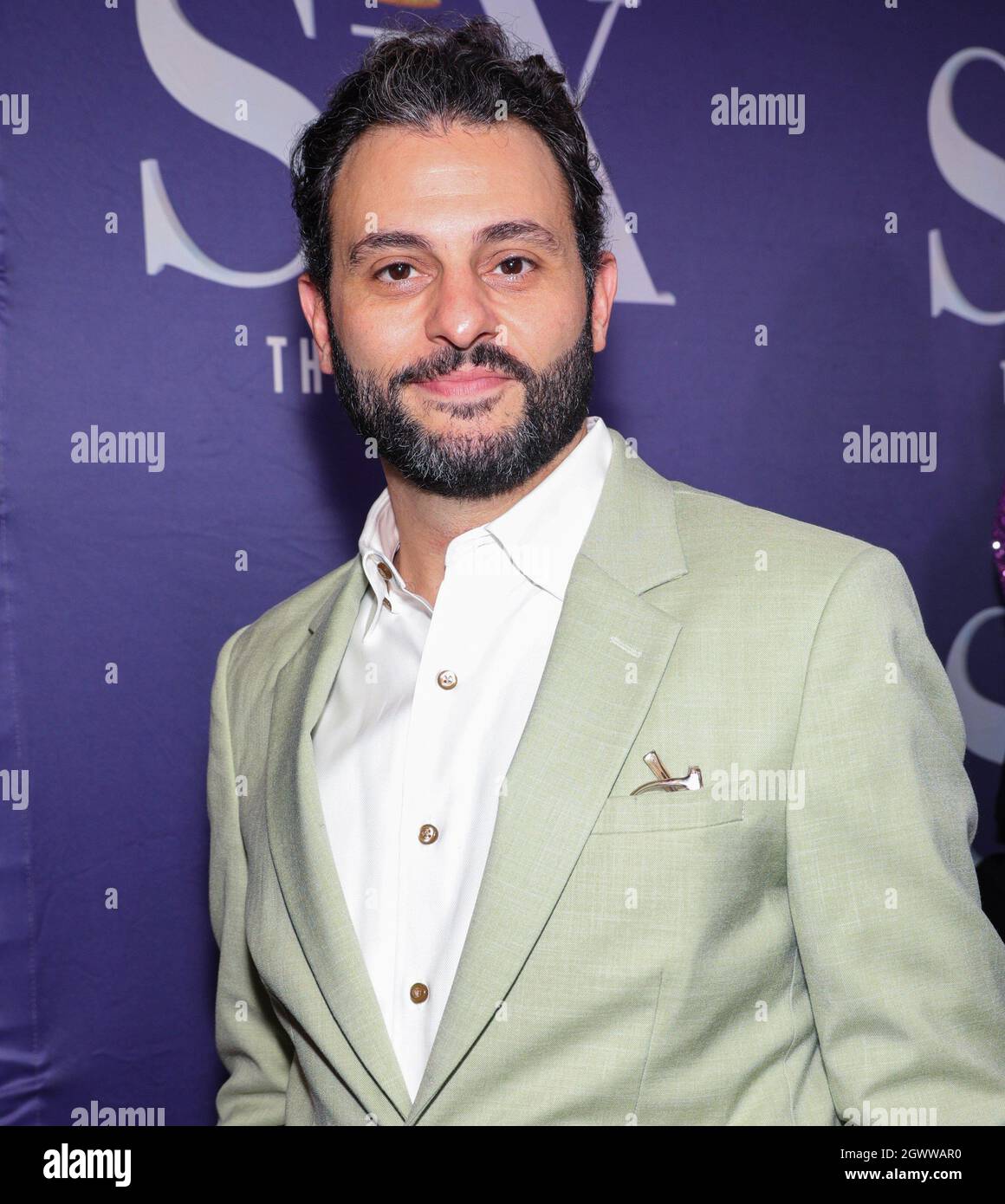 New York, NY, USA. Oktober 2021. Arian Moayed bei der Ankunft für SECHS: DIE MUSIKALISCHE Eröffnungsnacht, Brooks Atkinson Theatre, New York, NY 3. Oktober 2021. Kredit: CJ Rivera/Everett Collection/Alamy Live Nachrichten Stockfoto