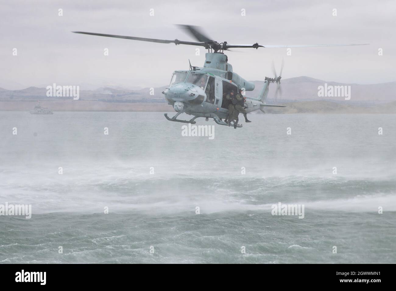 Mitglieder der Fuerzas Armadas del Peru (peruanische Streitkräfte) haben während einer amphibischen Landung im Rahmen von UNITAS LXII in Salinas, Peru, einen Hubschrauber der UH-1Y Venom aus dem Hubschrauber geflogen, 2. Oktober 2021. UNITAS ist die am längsten laufende maritime Übung der Welt. Dieses Jahr wird es von Peru ausgerichtet und bringt multinationale Streitkräfte aus zwanzig Ländern zusammen, darunter 29 Schiffe, vier U-Boote und zwanzig Flugzeuge, die vor der Küste von Lima und im Dschungel von Iquitos operieren. Die Übung trainiert die Kräfte für die Durchführung gemeinsamer maritimer Operationen und konzentriert sich auf die Stärkung von Partnerschaften und die Steigerung der Interopera Stockfoto