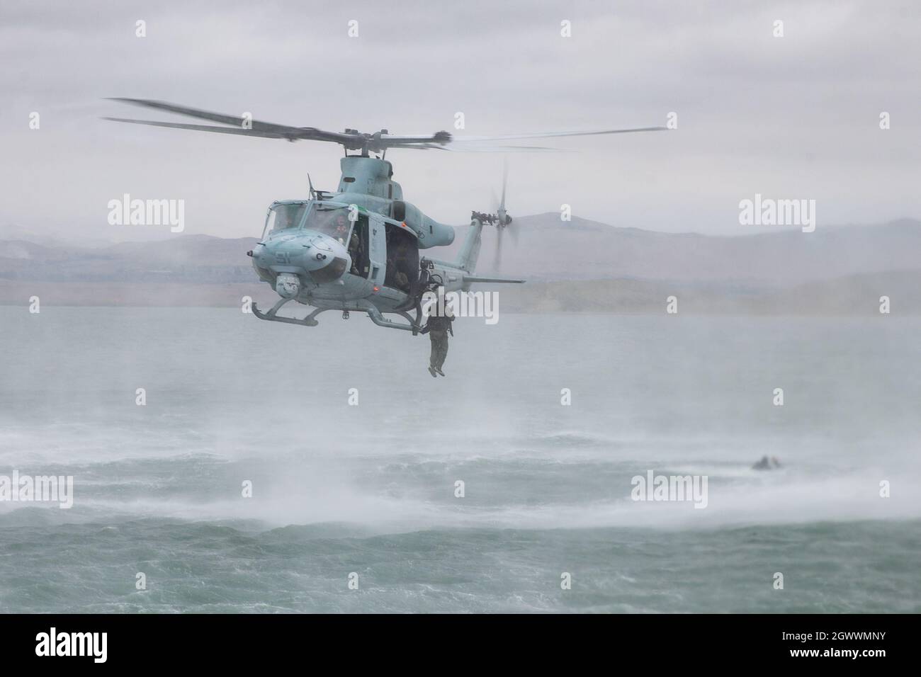 Mitglieder der Fuerzas Armadas del Peru (peruanische Streitkräfte) haben während einer amphibischen Landung im Rahmen von UNITAS LXII in Salinas, Peru, einen Hubschrauber der UH-1Y Venom aus dem Hubschrauber geflogen, 2. Oktober 2021. UNITAS ist die am längsten laufende maritime Übung der Welt. Dieses Jahr wird es von Peru ausgerichtet und bringt multinationale Streitkräfte aus zwanzig Ländern zusammen, darunter 29 Schiffe, vier U-Boote und zwanzig Flugzeuge, die vor der Küste von Lima und im Dschungel von Iquitos operieren. Die Übung trainiert die Kräfte für die Durchführung gemeinsamer maritimer Operationen und konzentriert sich auf die Stärkung von Partnerschaften und die Steigerung der Interopera Stockfoto